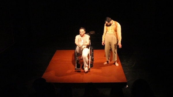 Dois atores assumem todas as personagens da dramaturgia (Divulgação).