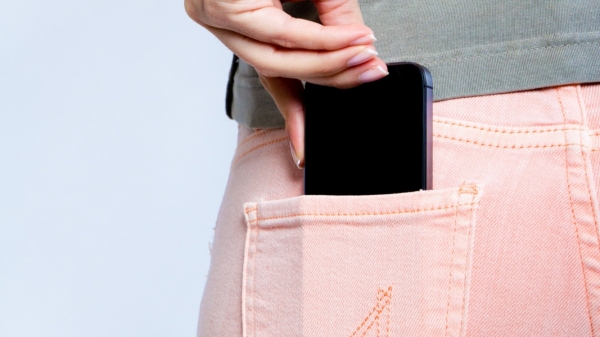 Um dos riscos de furto de celular é andar com o aparelho no bolso traseiro da roupa (Imagem: Nensuria/Freepik).