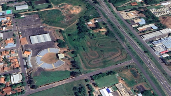 Terrenos ficam na rua Hermenegildo Lopes Pedroso, em área aos fundos do Recinto Poliesportivo, em Adamantina (Google).