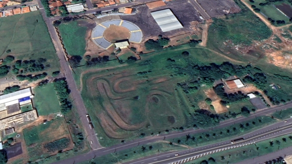 Áreas oferecidas para instalação e/ou expansão de empresas estão localizadas aos fundos do Recinto Poliesportivo (Google).