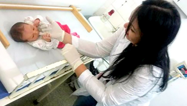 Fonoaudióloga Cristiane Th. Z. Figueiredo, do Centro de Saúde de Adamantina, realiza o teste da linguinha em recém-nascidos (Foto: Cedida).