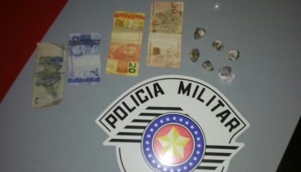 Foram localizadas e apreendidas seis porções de maconha, prontas para a venda (Foto: Cedida/PM).