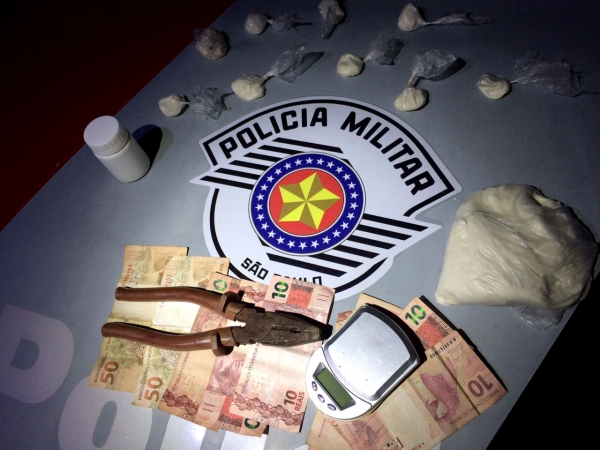 Irmãos são flagrados com cocaína e presos em flagrante sob acusação de tráfico de drogas, em Adamantina (Foto: Cedida/PM).