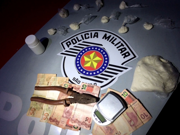 Irmãos são flagrados com cocaÃna e presos em flagrante sob acusação de tráfico de drogas, em Adamantina (Foto: Cedida/PM).