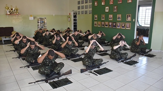 Atiradores participaram de duas oficinas sobre treinamento físico militar e desmontagem e montagem do armamento (Da Assessoria).