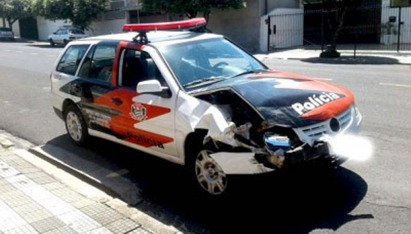 Viatura da Polícia Civil ficou parcialmente danificada no acidente, na manhã de hoje (23), no centro de Osvaldo Cruz (Foto: Cristiano Nascimento/Site Ocnews).