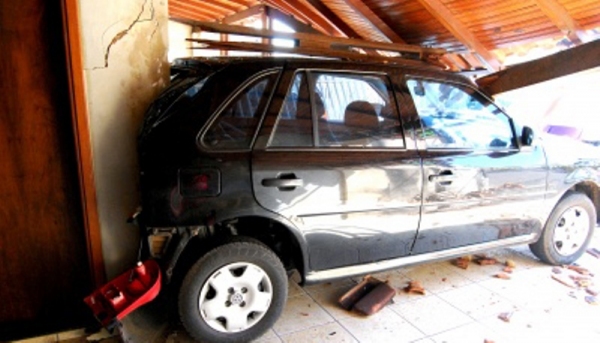 Motorista perde controle de carro ao dar ré, invade casa e fere morador (Fotos: Cristiano Nascimento / OCNEWS).