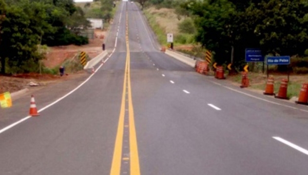 Liberado trânsito nos dois sentidos de direção na SP-425, altura da ponte sobre o Rio do Peixe, na divisa entre Parapuã e Martinópolis (Foto: Cristiano Nascimento/OcNews).
