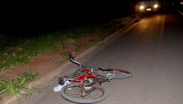 Mulher estava na bicicleta que foi atingida por carro às margens da Rodovia, em Osvaldo Cruz (Foto: Cristiano Nascimento/Ocnews).