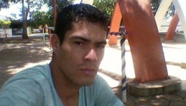 Cristiano Cardoso da Silva foi assassinato foi na madrugada desta quinta-feira. Um suspeito já foi identificado e polÃcias fazem buscas (Foto: Facebook).