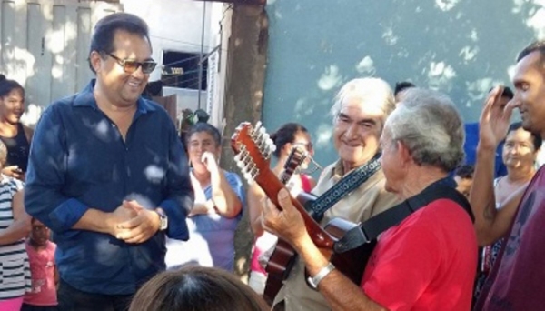 Geraldo Luiz esteve em Osvaldo Cruz nesta semana gravando quadro para seu programa na TV Record (Foto: Pâmela Borges/Reprodução Ocnews).