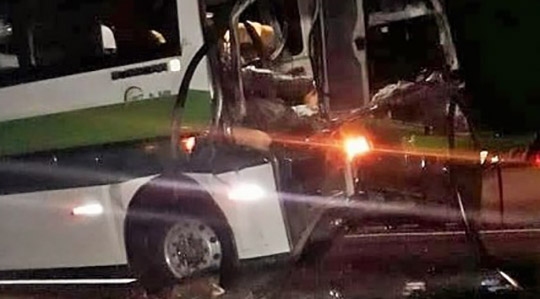 Ônibus com estudantes universitários colidiu na traseira de caminhão na Raposo Tavares (Reprodução/Portal Bueno).