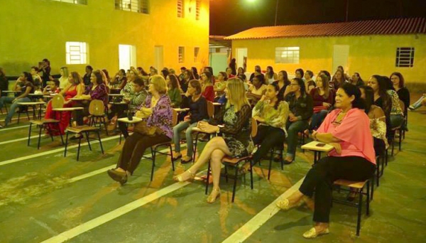 Mães são homenageadas pelos filhos atiradores, no Tiro de Guerra de Adamantina (Foto: Cedida).