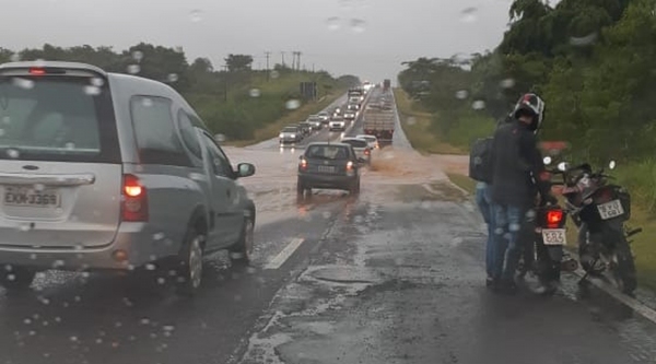 Ponto de alagamento na SP-294, entre Junqueirópolis e Dracena (Foto: Márcio Corrêa/Cedida).