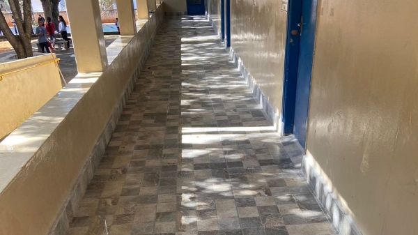 Corredor da Escola recebeu novos pisos (Divulgação/PMA).