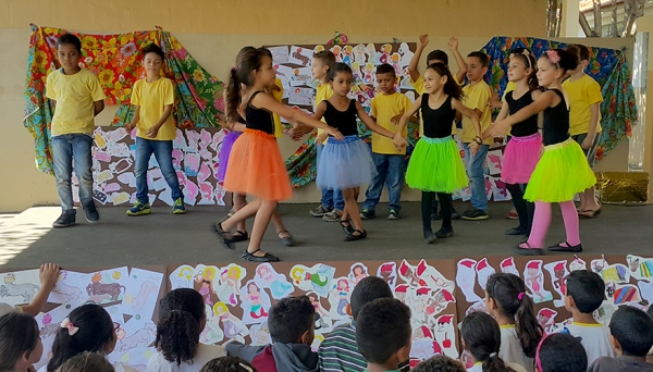 Alunos da Emef Teruyo Kikuta realizam apresentações de danças na Escola (Fotos: Cedidas).