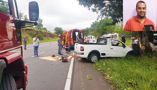 Motorista perde controle de carro, que choca-se contra uma árvore, às margens da SP-294. Condutor era morador em Pompéia e morreu no local do acidente (Foto: João Mário Trentini).