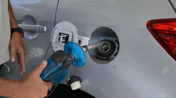 Nova redução no preço da gasolina, às distribuidoras, deve impactar na redução do preço final de venda para o consumidor (Foto: Tomaz Silva/Agência Brasil).