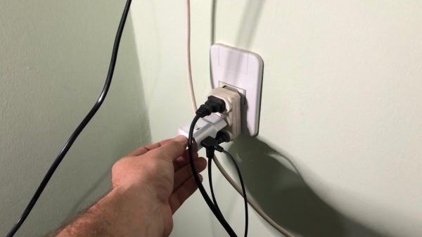 Além de aumentar a conta de energia, instalações elétricas com problemas podem causar acidentes graves como curto-circuito, choque elétrico e até incêndio (Da Assessoria).