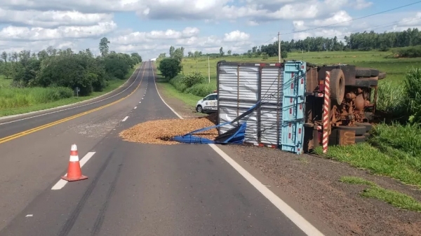 Caminhão tombou no acostamento e parte da carga se esparramou em uma das faixas da via (Cedida[/PM Rodoviária).