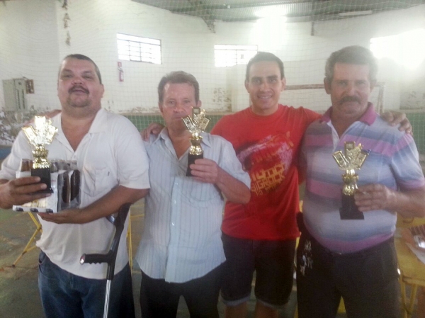 Trio Campeão: Guiné, Zé Baiano e Pica Pau, após receber o troféu do secretário de Educação Rodrigo Soares