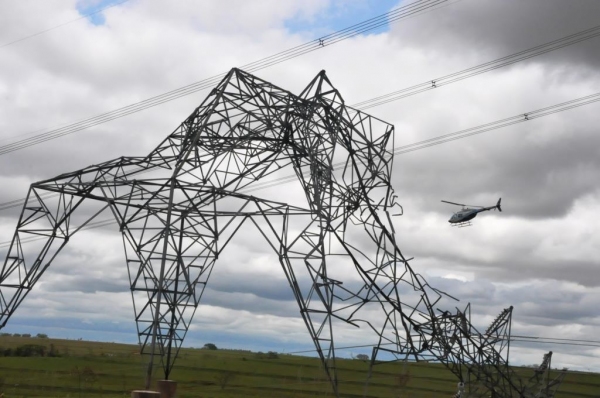 Quedas de torres de transmissão foram uma das causas da interrupção no fornecimento de energia, decorrente de temporal. Foram três tempestades severas nos últimos 30 dias (Foto: Toninho Moré).