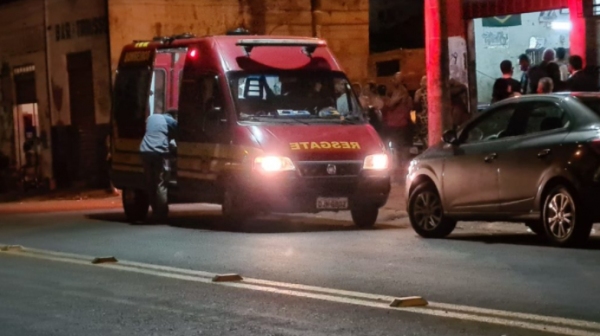 Equipe do Corpo de Bombeiros prestou socorro à vítima, no local, levada em seguida ao pronto-socorro (Foto: Cedida por João Mário Trentini/Reprodução: Bastos Já).