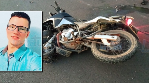 Rapaz morreu após colisão da moto que pilotava contra a traseira de um caminhão, na manhã desta segunda-feira, 26 (Imagem: Mais Tupã!).
