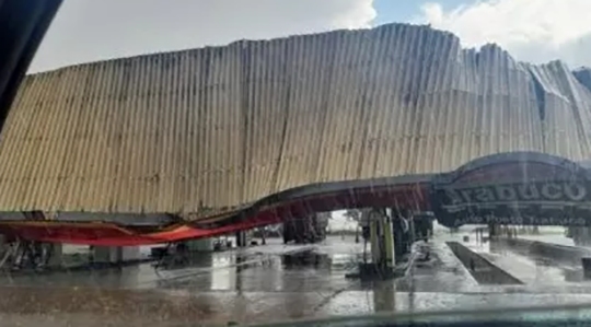Cobertura metálica cedeu após vendaval e chuva, na tarde desta segunda-feira, em Parapuã (Reprodução/Site Ocnet).