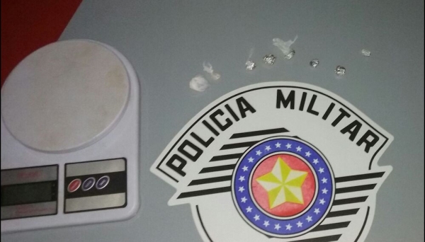 As drogas e balança foram apreendidas pela Polícia Militar, com dupla que comercializava drogas (Foto: Cedida/PM).