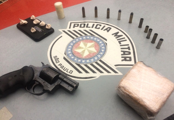 Polícia Militar apreende drogas, um aparelho celular, um revólver calibre 38, além de munições intactas e cartuchos deflagrados (Foto: Cedida/PM).