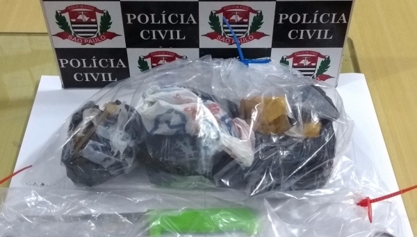 Drogas totalizaram 715 gramas, levando à prisão de três irmãos, sendo uma adolescente (Foto: Cedida/Deinter 8).
