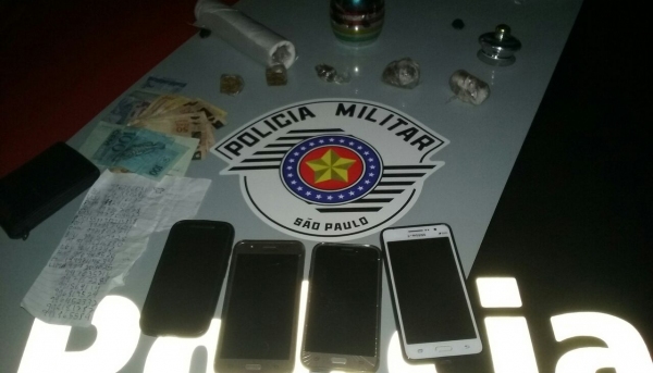 Polícia Militar apreendeu drogas, celulares, dinheiro e anotações, na busca em apartamento (Foto: Cedida).