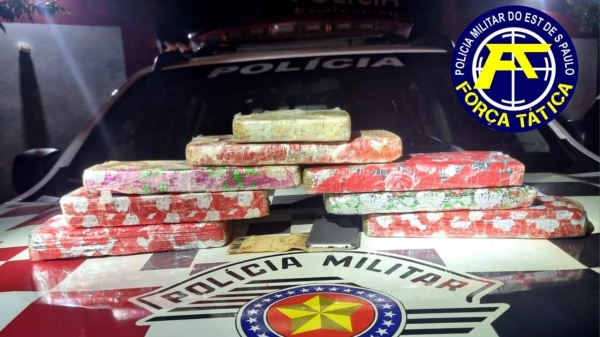 Os tabletes de maconha pesaram cinco quilos (Cedida/PM).