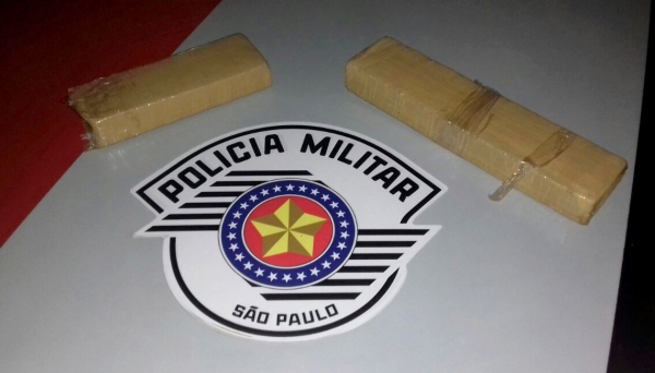 Quase um quilo de maconha foram apreendidos no Jardim Paulista. Duas pessoas ? um maior e outro menor de idade ? foram detidas (Foto: Cedida/PM).