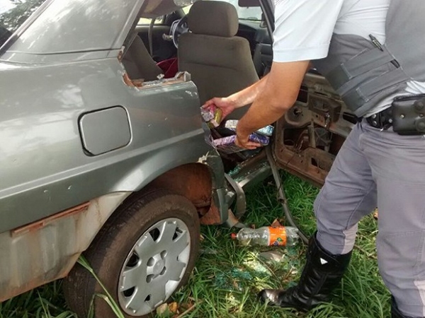 Maconha foi apreendida em operação da PolÃcia Rodoviária, em Rosana, em carro com fundo falso, com placas de Lucélia (Foto: Cedida/PolÃcia Rodoviária).