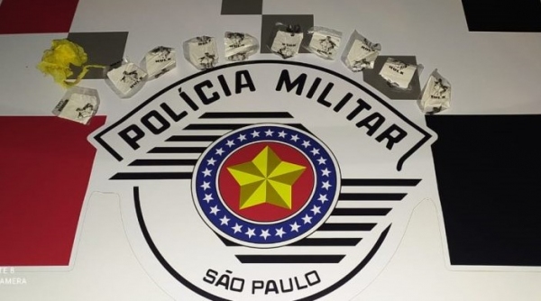 Droga apreendida pela Polícia Militar na noite deste sábado. Entorpecente era levado no tênis de um dos detidos (Cedida/PM).
