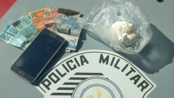 Droga foi apreendida pela PolÃcia Militar com homem que há cerca de 20 dias havia deixado a prisão por tráfico de drogas (Foto: Cedida/PM).