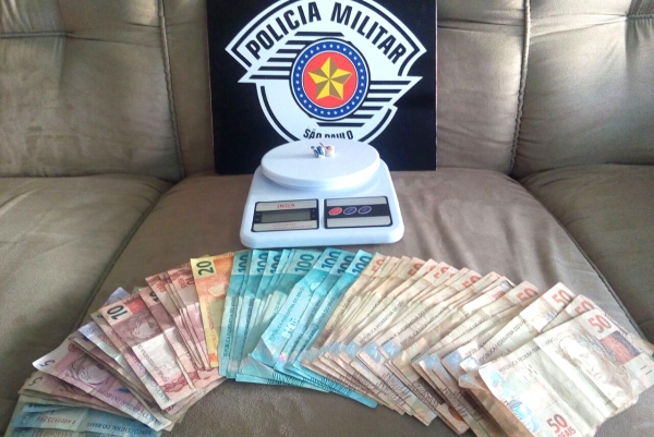 Droga, balança de precisão e mais de R$ 2,5 mil em dinheiro estavam com mulher, que foi presa pela Polícia Militar após denúncia anônima, por tráfico de drogas (Foto: Polícia Militar/Cedida).