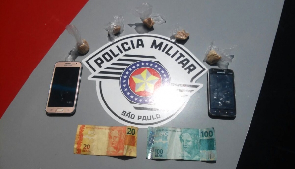 Porções de crack, dois celulares e dinheiro foram apreendidos pelos policiais militares, em Adamantina (Foto: Cedida/PM).