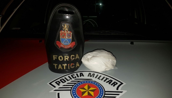 Quase meio quilo de cocaína estava com passageira em ônibus rodoviário. Ela embarcou em São Paulo e seguia para Dracena (Foto: Cedida/PM).