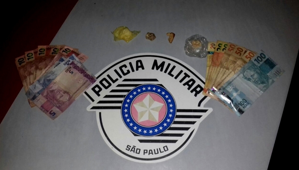 Foram localizados e apreendidos crack e cocaÃna, que ainda seriam fracionados para comercialização entre usuários de drogas (Foto: Cedida/PM).