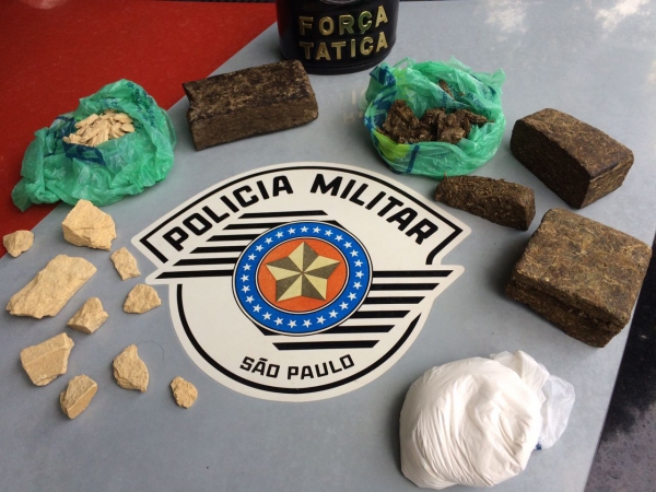 Mulher de São Vicente visitaria amásio preso em Junqueirópolis, e foi presa pela PM em Adamantina com crack, cocaÃna e maconha (Foto: Cedida/PM).