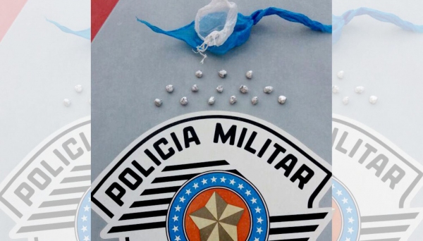 Foram localizadas e apreendidas pela Polícia Militar 14 pedras de crack (Foto: Cedida/PM).