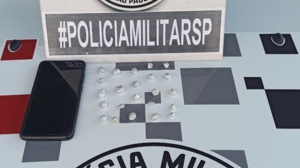As 23 pedras de crack e o aparelho celular apreendidos pela Polícia Militar (Divulgação/PM).