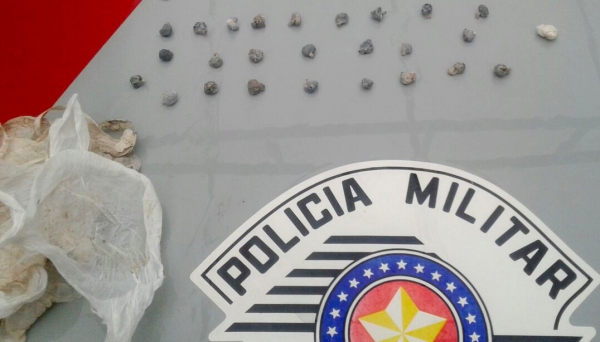 Maconha e cocaína estavam enterrados no quintal, sendo localizadas por cão farejador do Canil da PM (Foto: Cedida/PM).