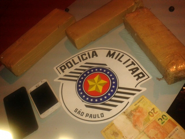 Polícia Militar detém irmãos que fugiram pela SP-294 e dispensaram três tijolos de maconha (Foto: Polícia Militar/Cedida).