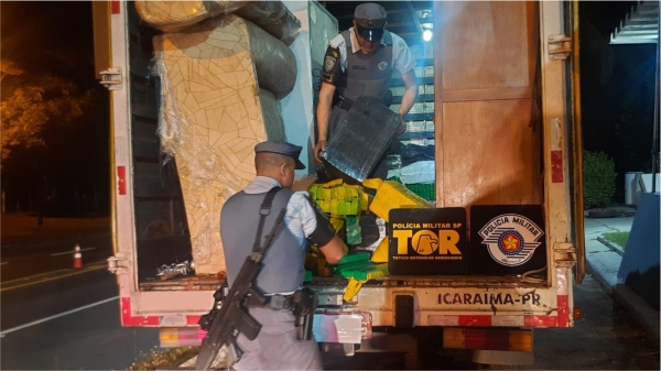 Droga estava na carroceria baú, em meio a uma carga de mudança (Divulgação/PM Rodoviária).