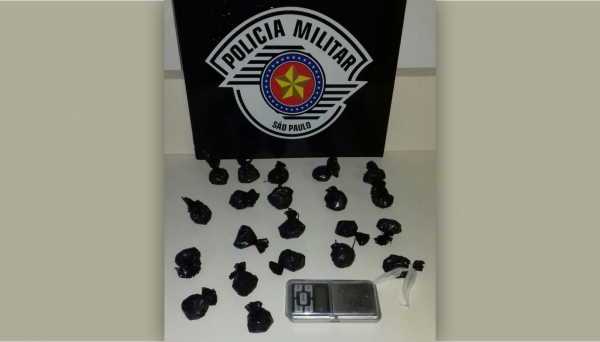 Droga encontrada pela PM estava prestes a ser descartada no vaso sanitário (Foto: Cedida/PM).