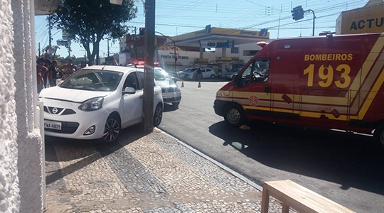 Acidente provocou danos materiais. Ninguém se feriu (Reprodução).